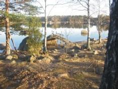 Lisäksi uuden mökin ovi pitää entrata kuntoon, kahnaa alareunasta. WC:n sain myös kesäkuntoon, lisäsin oveen muutaman laudan ja haat sekä sisä- että ulkopuolelle. 27.4.