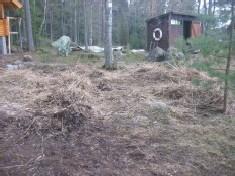 Uuden mökin makuuhuoneen lattia eristettiin ja samalla kokeilin, miten saisin kaapeleiden suojaputket paikoilleen, onnistui hyvin. Mökin oven uudelleen asettelu, olisiko talven aikana muuttunut.