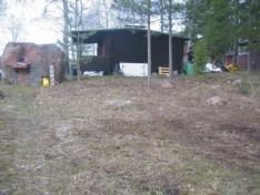 Laitoin loput sähköasennuksista saunatupaan valmiiksi, mukaan lukien ulkovalaisimen. Tuija oli ahkerana ja haravoi pihaa. Jacksénin veljekset kävivät tervehdyskäynnillä.