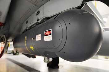 Hawk-kalusto voidaan aseistaa lämpöhakuisilla AIM-9 Sidewinder -ohjuksilla ja 30 millimetrin tykillä, jolloin koneesta tulee sopiva lavetti esimerkiksi rynnäkköhävittäjien tuhoamiseen.