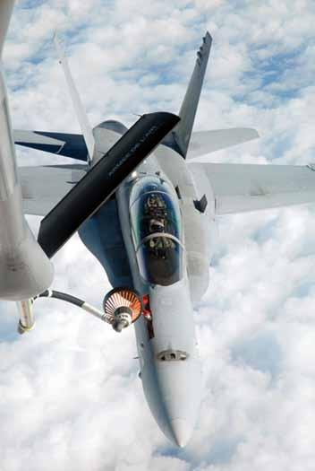 Kuva Ilmavoimat. artikkelit F/A-18 Hornetin Ilmatankkaus. alueensa Ilmavoimien joukoista ja toiminnasta, joka poikkeusoloissa keskittyy tukikohtiin.