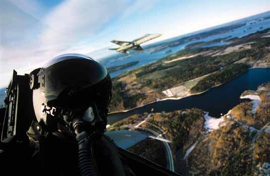 Kuva Ilmavoimat / Henrik Elo. artikkelit Hornet-pari harjoituksessa alkutalven taivaalla. sekä polttoaine. Erittäin tekninen asejärjestelmä asettaa haasteita henkilöstöjohtamiselle.