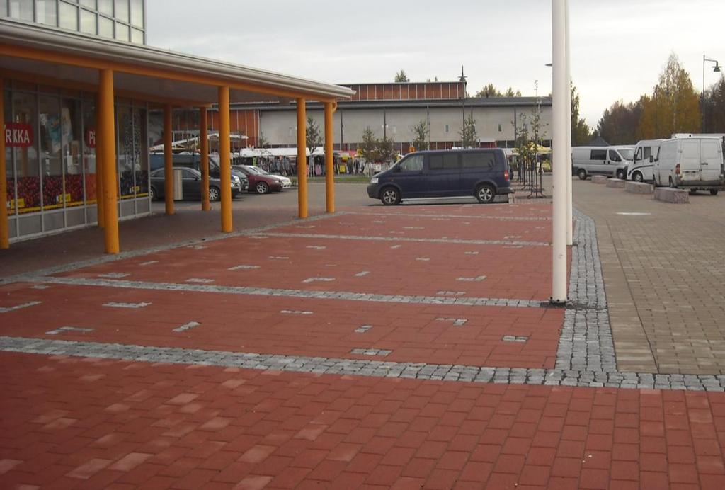 on kiveykseen lisätty graniittinoppakivillä tehtyjä kuvioita ja raitoja, jotka punaisella
