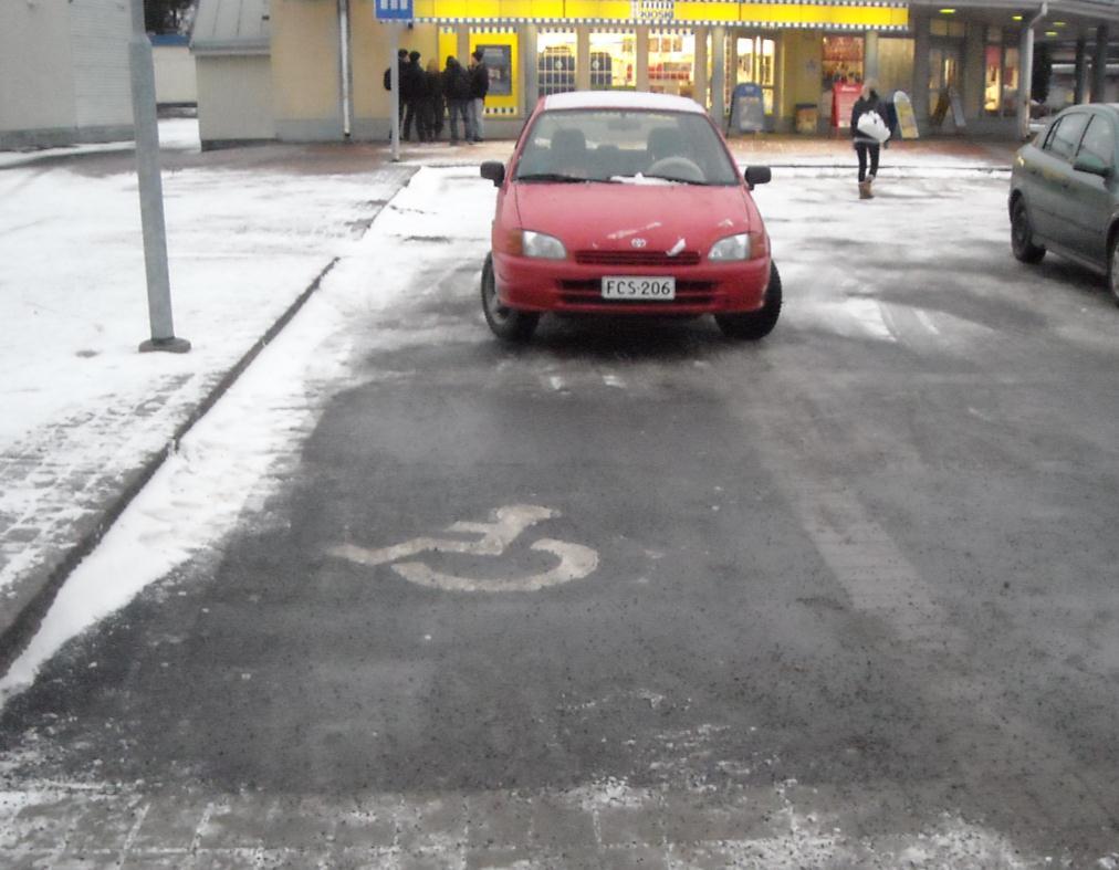 melkein jokaisella havainnointikerralla S-marketin edessä oli auto pysäköitynä oven viereen.