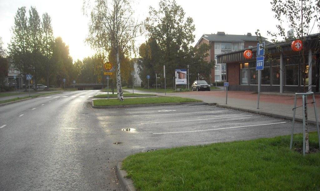 Taksilla K-markettiin tuleva vanhempi, rollaattoria apunaan tarvitseva asiakas kyydittiin suoraan oven eteen punaisen maton alueelle, ja taksi odotti siinä kaupassa käynnin ajan jalankulkijoiden