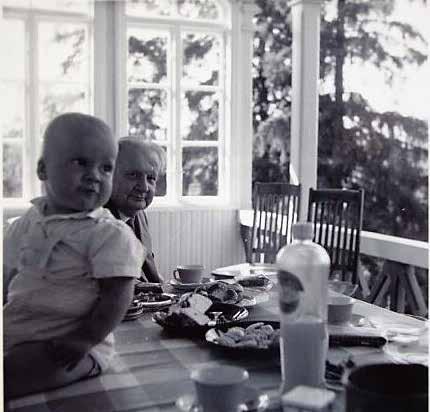 Kuvassa kapellimestari John Storgårds noin yksivuotiaana ja hänen Marjatta-äitinsä isä, säveltäjä Lauri Ikonen (1888 1966), loppukesästä 1964. TAMPERE FILHARMONIAN KEVÄÄN LIPUNMYYNTI ALKAA PE 1.12.