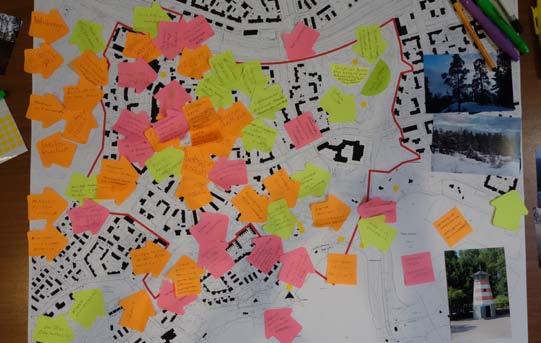 liikkuvuuden näkökulmasta. Viheralueiden käyttöä ja kehittämistä kartoittavalla pisteellä isoihin karttoihin merkittiin post it -lapuilla nykytilanteen hyviä ja huonoja puolia sekä kehittämisideoita.