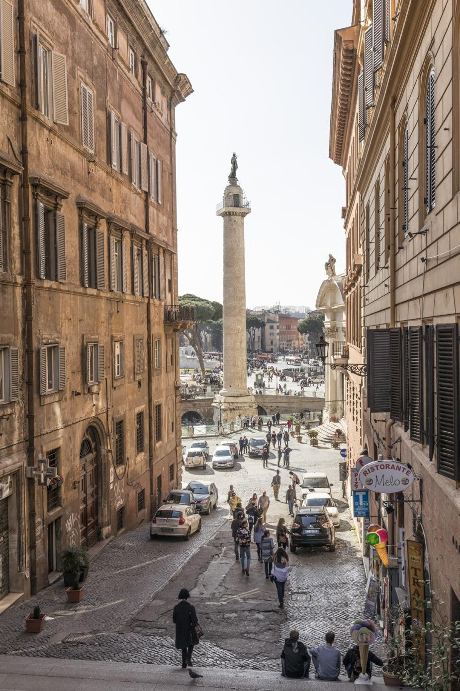 Liikkuminen Roomassa Kaupungin tunnetuimmat nähtävyydet sijaitsevat melko kompaktisti kävelymatkan päässä toisistaan, joten niihin on helppo tutustua jalan.
