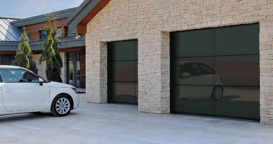 ALR Vaativaan julkisivutyyliin Alumiinisen nosto-oven ansiosta autotallin ovi saadaan integroitua käytännöllisesti katsoen huomaamattomasti talon kokonaistyyliin.
