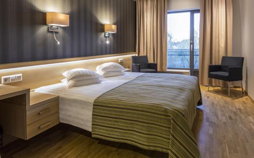 Uuden ilmeen ja konseptin saanut neljän tähden kylpylähotelli ESTONIA Resort Hotel & Spa sijaitsee entisten Vihreän ja Valkoisen talon paikalla.