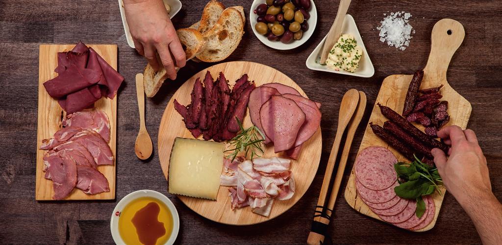 Viskaalissa kehitetään innokkaasti uusia tuotteita. Ohessa Viskaalin leikkeleitä Tapas-pöydässä.