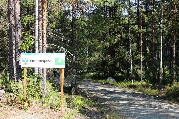 TERVETULOA HANGASJÄRVELLE! Toivomme teidän viihtyvän Hangasjärven ulkoilualueella ja retkikämpässämme sekä rantasaunan pehmeissä löylyissä.