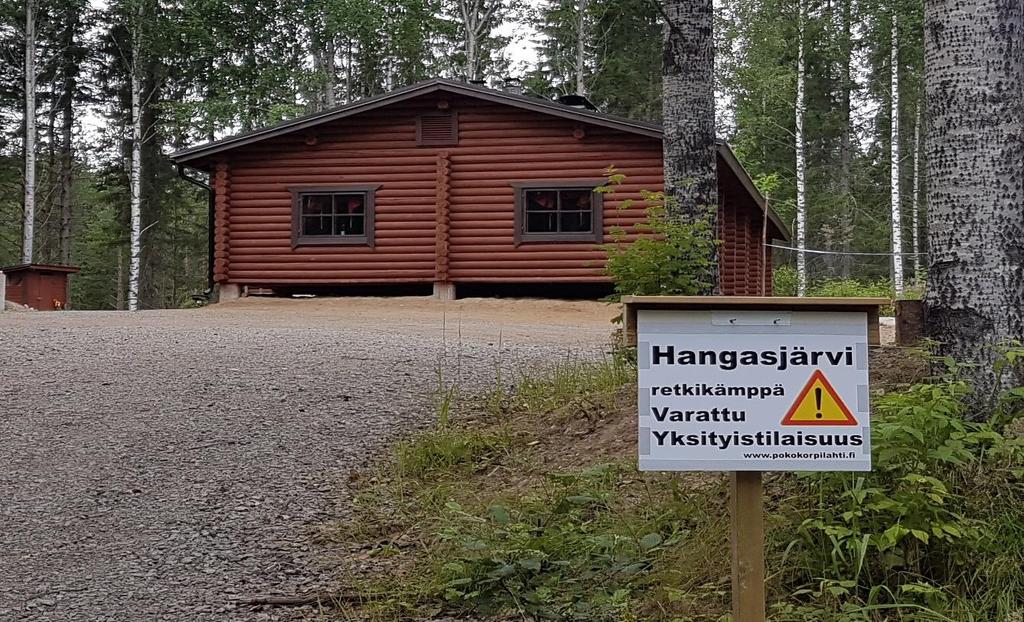 8. Juomavesi haetaan ämpäreillä tai muovikanistereilla LÄHTEESTÄ, joka on Hangasjärventien varrella noin 300 metriä ennen ulkoilualuetta. Vesi nostetaan käsipumpulla.