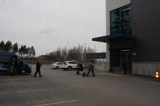 Osa tuli omilla autoillaan suoraan Turenkiin Ekocoilin tehtaalle Rastikaari 4, jossa tutustuimme aluksi Ekocoilin patterituotantoon nestejäähdyttimien kokoonpanoon.