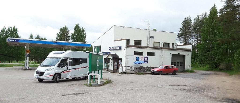 Kuva 3. Hyrynsalmi SEO sijaitsee SEO-huoltoaseman pihassa. Pysäkkiä ei ole merkitty piha-alueelle mitenkään, mutta sisällä on tarjolla aikataulutietoja. 2.