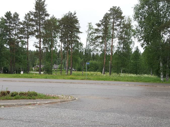 Parin sadan metrin säteellä sijaitsee myös Vuolijoen koulu. Pysäkki käsittää todellisuudessa kaksi eri pysäkkiä tien molemmin puolin.