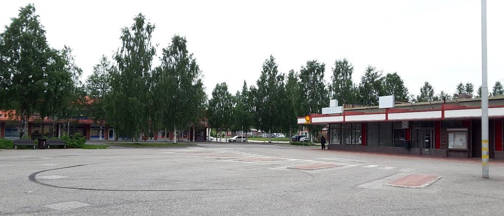 Kuva 7. Kuhmo linja-autoasemalla on useita laitureita sekä asemarakennus, joka tosin ei ole käytössä. Rakennuksen lippa tarjoaa kuitenkin sääsuojan matkustajille. 2.4 