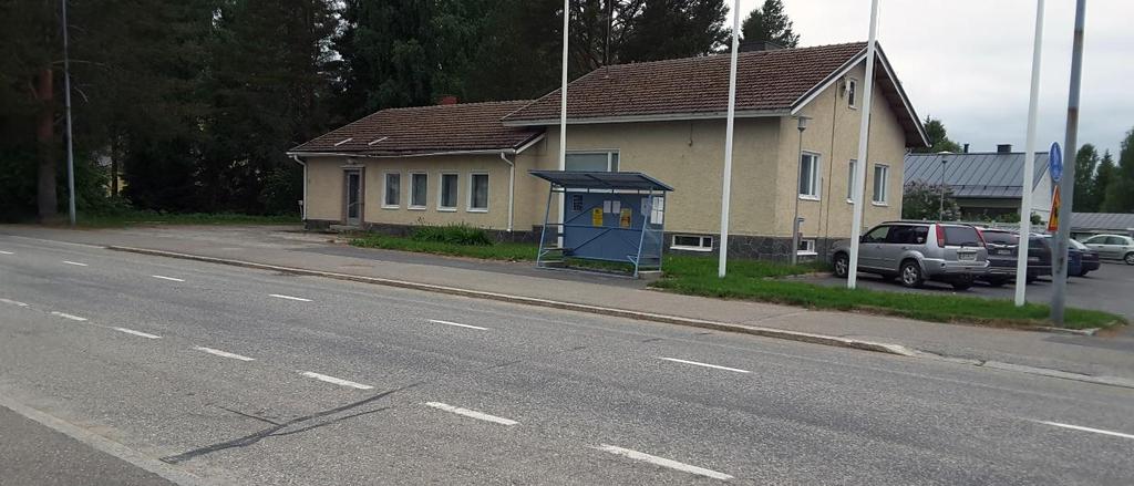 Kuva 12. Ristijärvi L -pysäkillä on pysäkkikatos, mutta ei pysäkkimerkkiä eikä levikettä. Kuva 13. Ristijärvi I -pysäkillä on pysäkkimerkki ja levike, mutta ei katosta. 2.