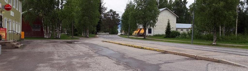 Viikonloppuisin Kajaaniin kulkee yksi vuoro päivässä. Lisäksi Suomussalmen kirkonkylältä on arkisin yhteys Kuusamoon ja talvikaudella Lentiiraan. Suomussalmen vuorotarjonta on koottu taulukkoon 13.