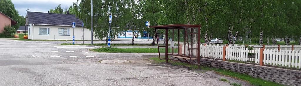 Pysäkin läheisyydessä sijaitsee muun muassa K-Market, kirkolle matkaa on pari sataa metriä.