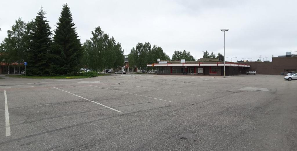 semmiksi olisi linja-autoaseman piha-alueella paikallaan (kuva 32). Yksi tapa kehittämiseen on virallisten pysäkkimerkkien sijoittaminen laitureiden yhteyteen.