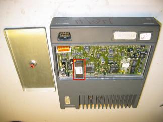 Irroitus tapahtuu irroittamalla punainen foliokaapeli prosessorilevyltä varovasti liittimestään sekä avaamalla radion sivuilla olevat kaksi