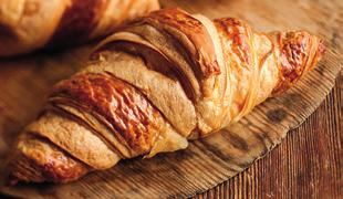 Voicroissant 75 g Voicroissant 53 g Ainesosat: Vehnäjauho, vesi, voi (18 %), sokeri, hiiva, vehnäproteiini, kananmuna, suola (1,1 %), aromi (maito), emulgointiaine (E472e), väri (E160a).