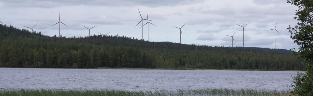 FCG FINNISH CONSULTING GROUP OY VE1, VE2 ja VE3 20 (67) Kuvauspiste 9. VE2. Valokuvasovite Pahtajärven lomakylän venerannasta. Voimaloiden kokonaiskorkeus on 230 metriä, kameran objektiivi 55 mm.