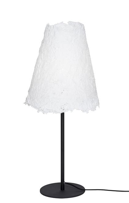 Frost-tuoteperhe Design Henna Mantere Musta tai valkoinen jalka, valkoinen kupu Muovi Lattiavalaisimen korkeus 1700 mm, kuvun Ø 430 mm ja kuvun k 430 mm Pöytävalaisimen korkeus 700 mm, kuvun Ø 300 mm