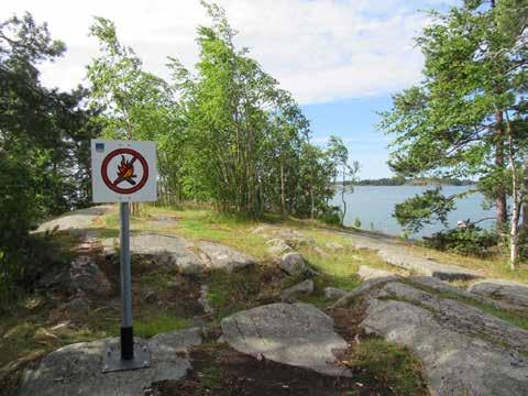 2.7 Rakenteet, kalusteet, opastus ja valaistus Uutela on pääosin luonnontilaista virkistysaluetta ja kalusteet sekä varusteet keskittyvät sisääntuloalueelle, palsta-alueelle, grillipaikoille,