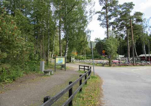 Mustalahden venesatama on Uutelan keskeisin sisääntuloalue, jossa maisema muuttuu rakennetusta kaupunkimiljööstä luonnonmukaiseen ympäristöön.