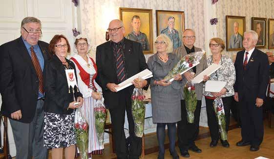 Sukuseuroja Ossi Kuparinen jatkaa Kuparisten sukuseuran puheenjohtajana Sukuseuran hyväksi pitkään ahkeroinneille jaettiin sukujuhlassa Kuparisten sukuviirit ja ruusut.