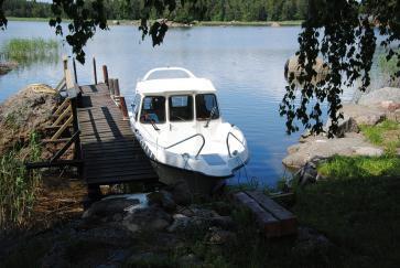 Illalla ennen saunaa kävin katsomassa pesän tilanteen, poikaset olivat jo kaikonneet pesästä. Illalla saunottiin ja uitiin. La 23.6.