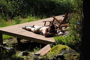 La 21.7. puuhastelua Ilma +20 C,pilvistä/aurinkoista, vesi +18 C Kaisa meni heti keräämään mustikoita. Aamulla yritin saada uuden sahan käyntiin, ei lähtenyt.