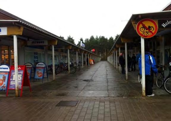Rakennusten väliin on istutettu katupuulaatikoissa metallikehikoin suojattuja puita.