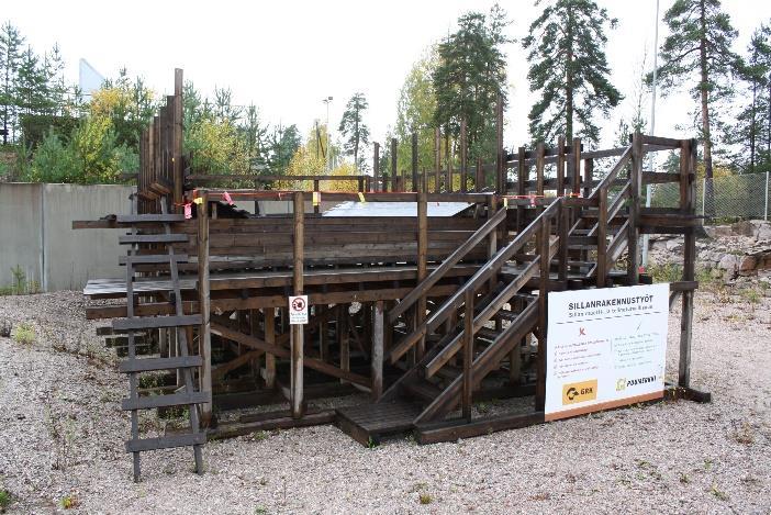 Luiskatun kaivannon osalta luiskan kaltevuus määritetään suunnitelman mukaiseksi (suunnitelmaa ei kuitenkaan arvioida). Jyrkkä- tai pystysuora kaivanto on väärin.