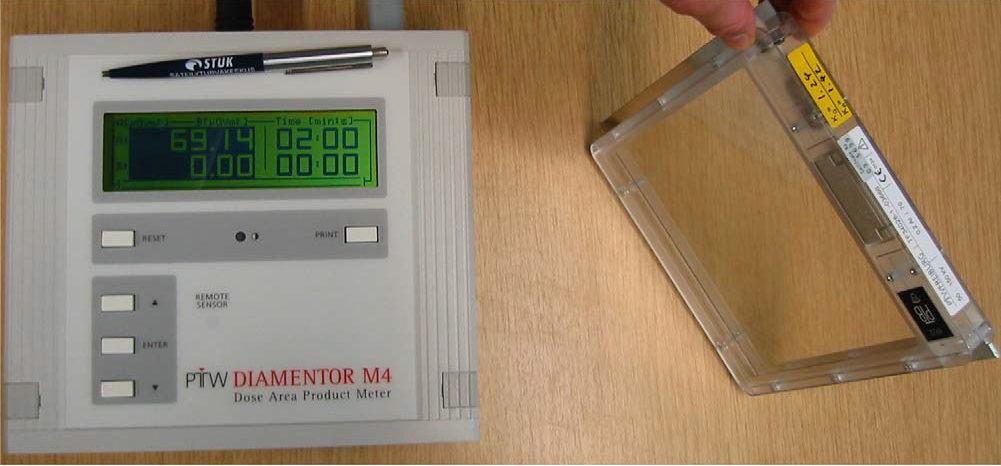 Ulkoisen sähkökentän vaikutuksesta johtavuusvyössä olevat vapaat elektronit liikkuvat anodin suuntaan ja valenssivyössä olevat aukot liikkuvat katodin suuntaan Vapaiden elektronien törmätessä diodiin