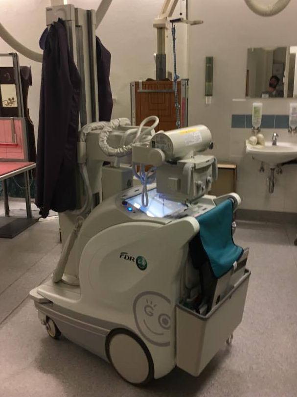 Kuva 13: Meilahden lastenklinikan Fuji merkkinen liikuteltava röntgenlaite Laitetta käytetään erityisesti potilaille, joita ei voida kuvata
