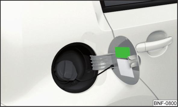 Huomautus Auton käytön aikana nahka- ja Alcantara -osat saattavat saada pieniä näkyviä muutoksia (esim. ryppyjä, värjäymiä).