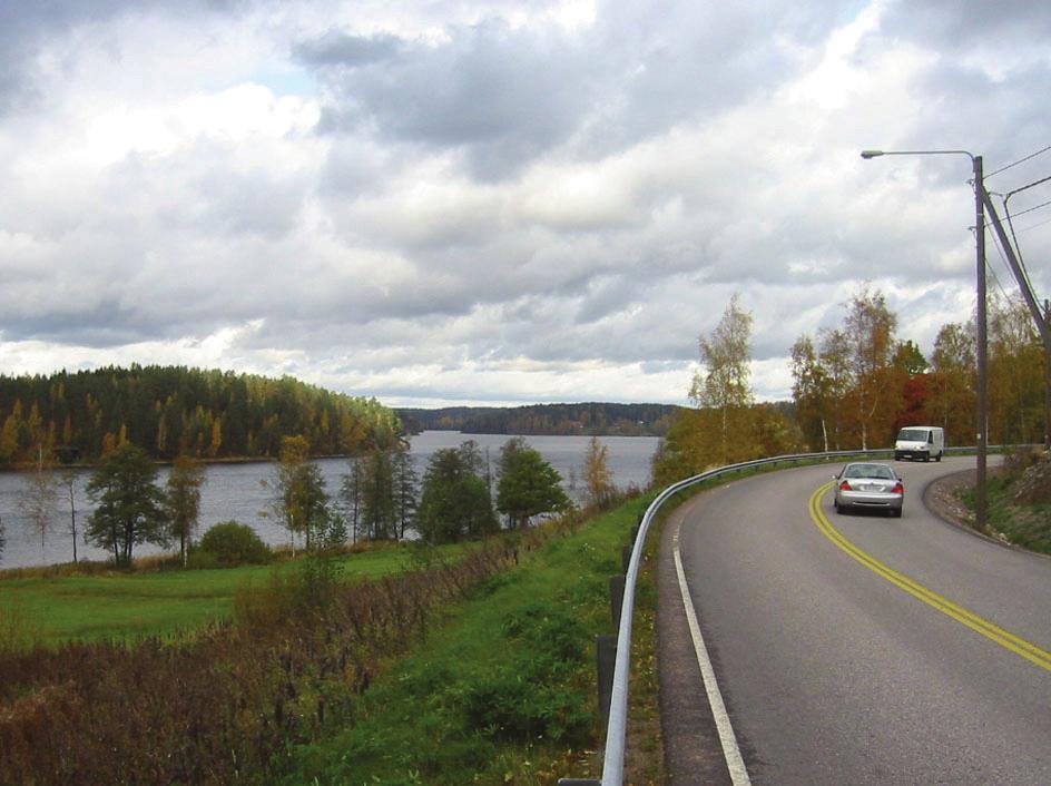 Kuva 13. Kansallispuistoon menijälle avautuu komea näkymä Nuuksiontieltä Pitkäjärvelle. Kuva: Meri Mannerla-Magnusson.
