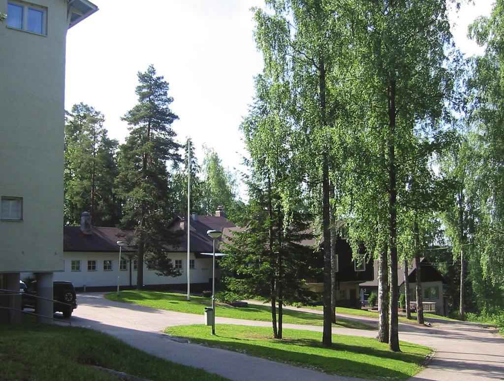 Kuva 22. Solvallan urheiluopiston pihapiiri Nuuksiontieltä päin kuvattuna. Kuva: Meri Mannerla-Magnusson. Kuva 23. Voimalinja Nuuksion Pitkäjärven ylitse tekee maisemaan viillon.