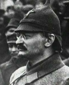 (nimenomaisesti väkivaltaisin) keinoin on marxilaisen ajattelun lähtökohta Lev Trotski (1879 1940) - suuri puna-armeija (5 milj.