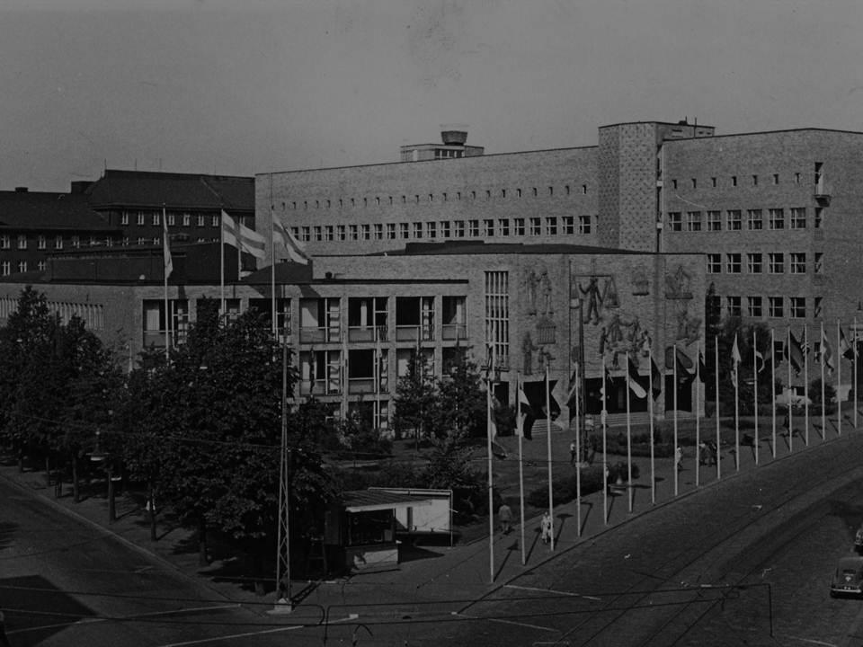 Virstanpylväät 1911 1950 1970 1974 2010 Kauppakorkeakoulu perustetaan Kauppakorkeakoulun päärakennus vihitään käyttöön
