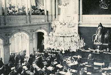 Kuvassa puhemies P. E. Svinhufvud johtaa puhetta eduskunnan ensimmäisessä täysistunnossa 1907.