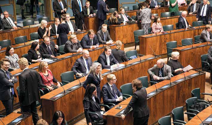 Puheita ja päätöksiä Eduskunnassa vierailevat ihmiset kysyvät usein, missä kaikki kansanedustajat ovat, kun täysistunto on käynnissä ja sali puolityhjä.