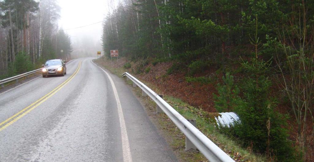 ehdotetaan toteutettavaksi korotettuna ja reunakivellä erotettuna osan matkaa panssariuran kohdalla.