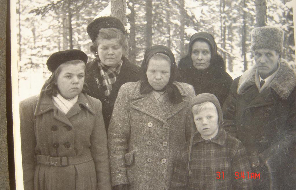 Kirjoittajan isän Heikki Pänttösen hautajaiset vuonna 1952, vasemmalta lukien Irja, Veera, Maikki, Viljo, Nasti ja Martti Pänttönen paikaksi. Niin tapahtuikin ja talo oli pystyssä viime sotiin asti.