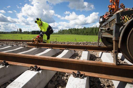 Suomen rautateiden tila 2016 sivu 17 / 19 Ratatöiden turvallisuus Ratatöiden ja junaliikenteen turvallinen yhteensovittaminen on ollut rautateiden keskeisimpiä turvallisuushaasteita jo vuosien ajan.
