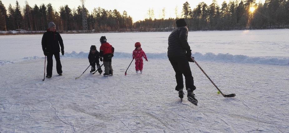 LÄHIRÄHINÄ toimii kuin entisajan yleisurheiluseura ollen kiinteä osa ympäröivää yhteisöä.