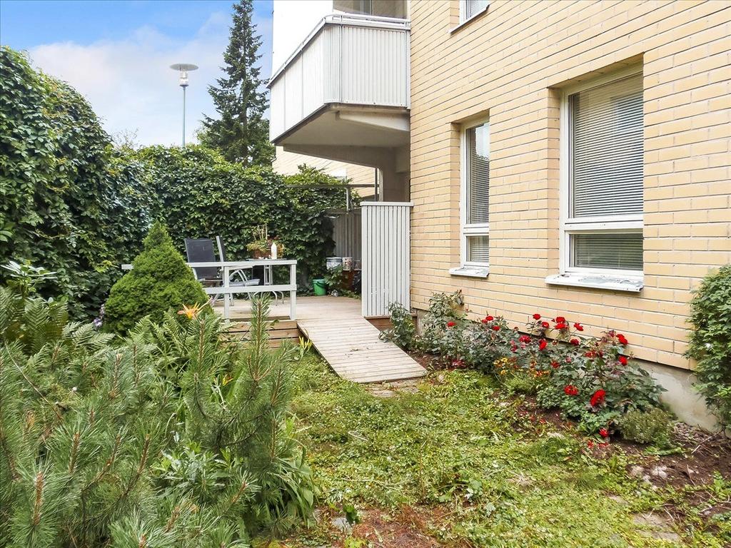 Asuntoon kuuluu suurikokoinen (n.92m2) aidattu piha-alue jossa laudoitettu terassi.